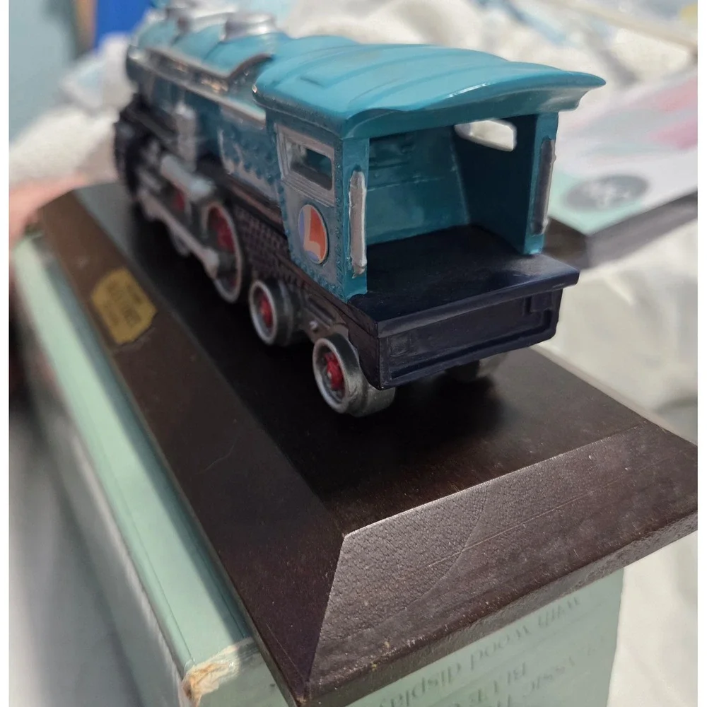 Avon 1991 Lionel Blue Comet 400E Train Locomotive Porcelain Replica‎ Wood Base